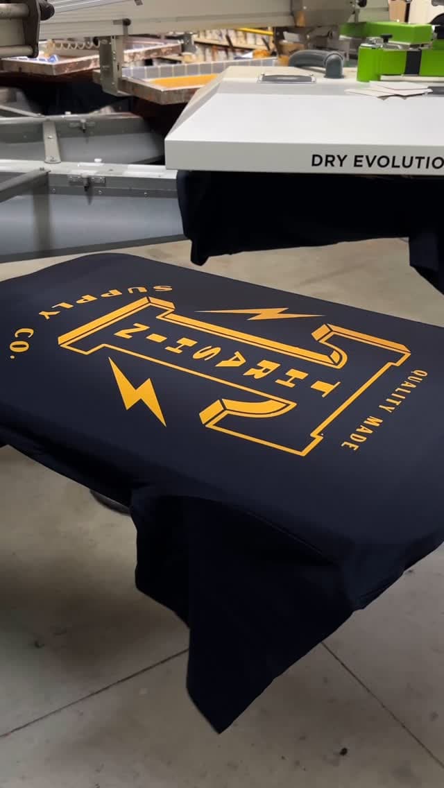A classic @thrashinsupply print ⚡️ Hit us up to make your visions become reality ❤️🔥 . . . #customshirts #screenprinting #ma...